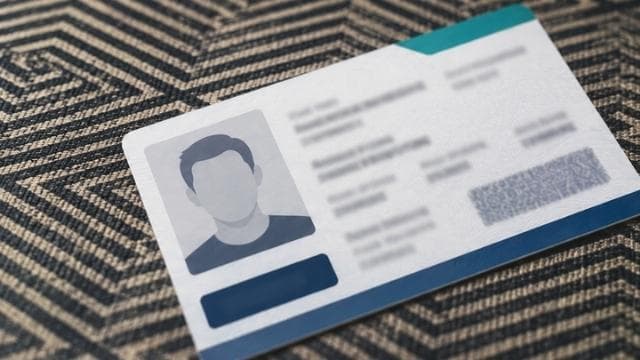 Documento fotografiado sobre un fondo con muchos objetos