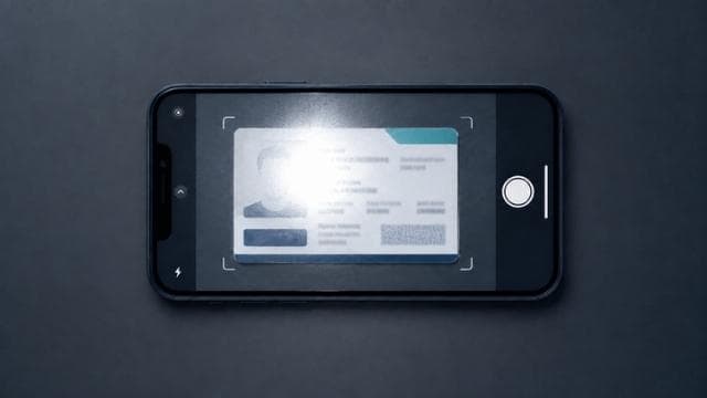 Documento ficticio con un reflejo de luz que oculta parte de los datos