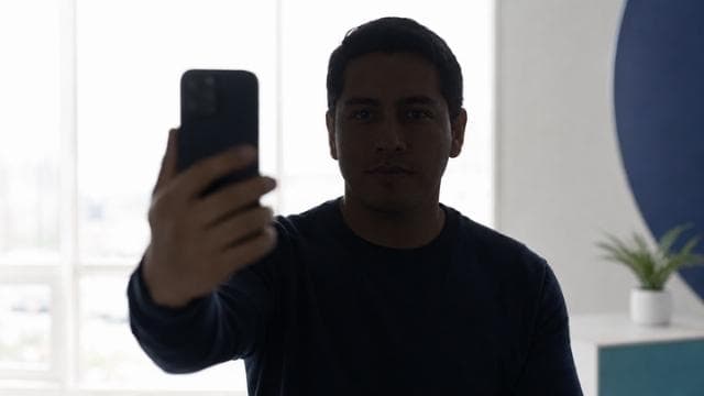 Rostro en contraluz, con una ventana iluminada detrás
