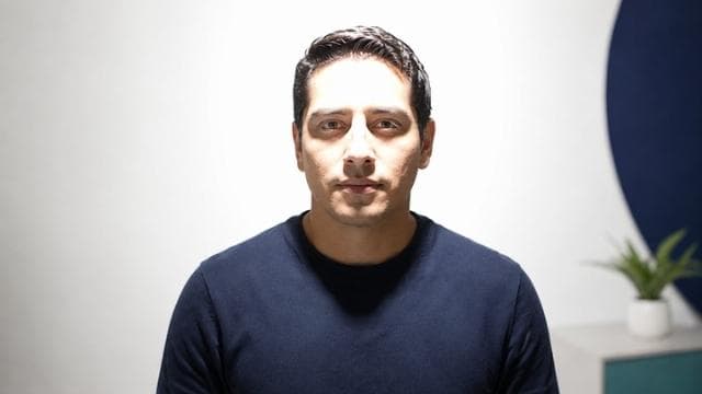 Rostro con luz cenital dura y sombras marcadas
